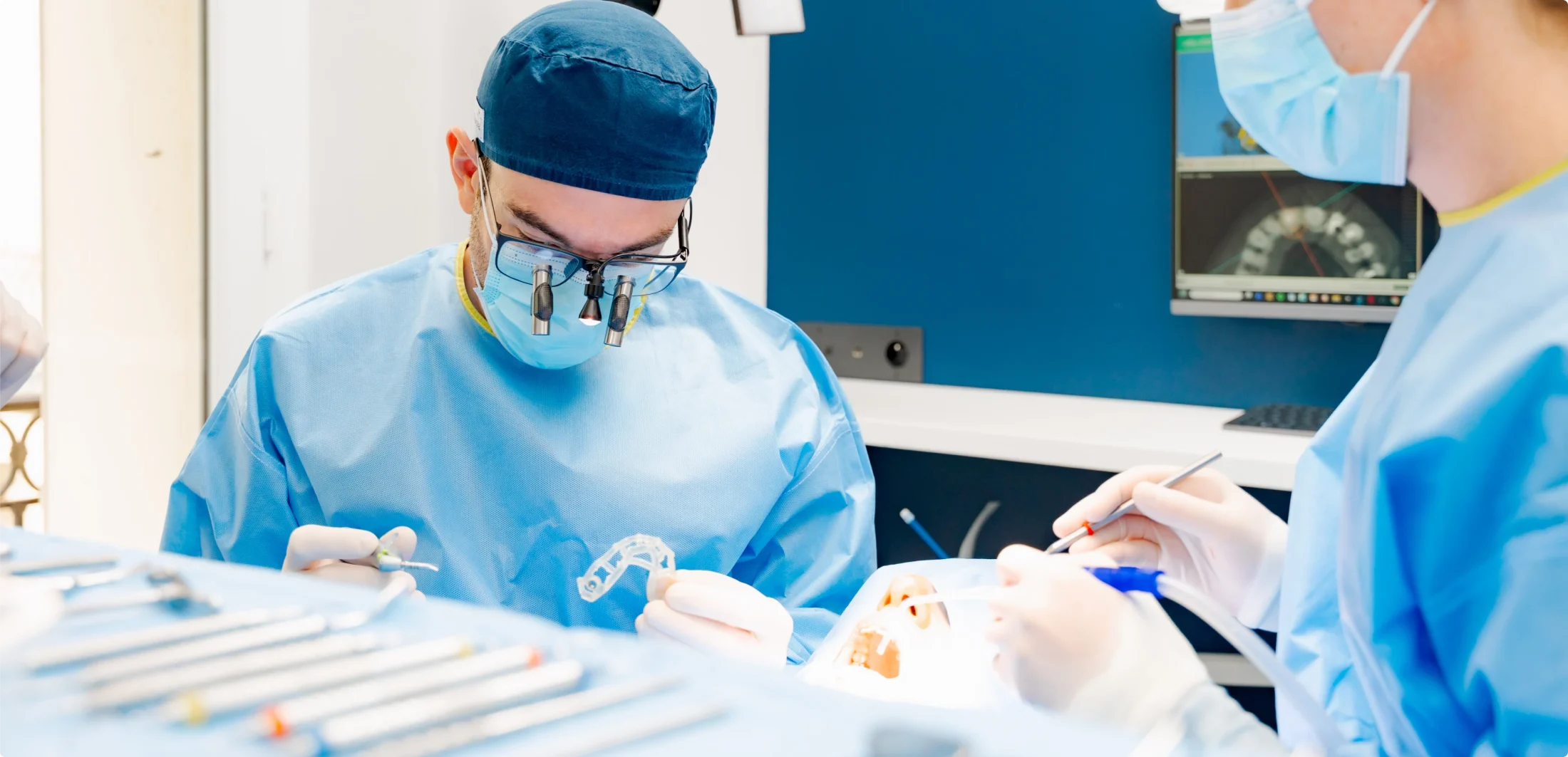 Le Dr Jonathan Gucciardi en tenue stérile pendant une intervention de chirurgie guidée