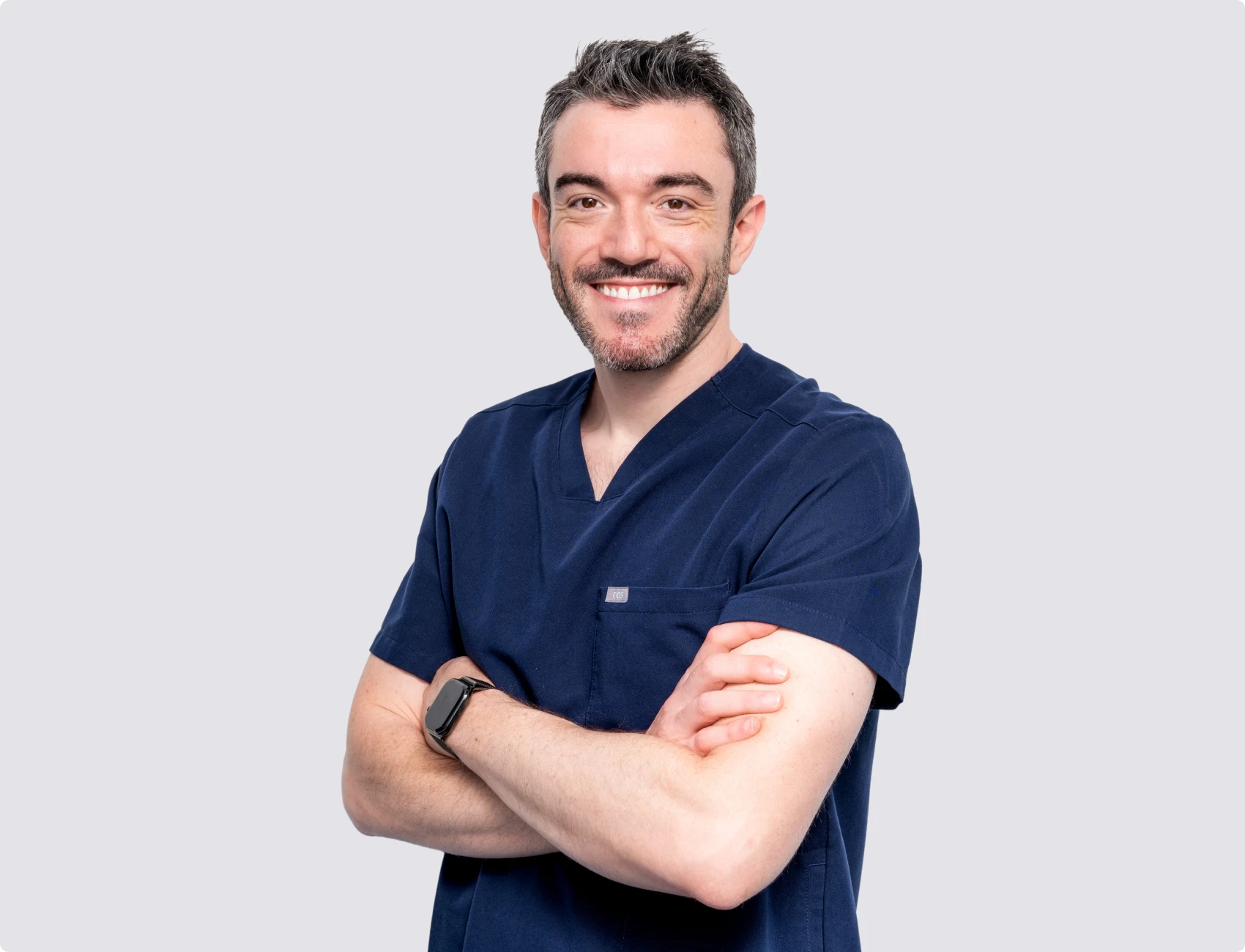 Le Dr Jonathan Gucciardi, bras croisés, en tenue de praticien