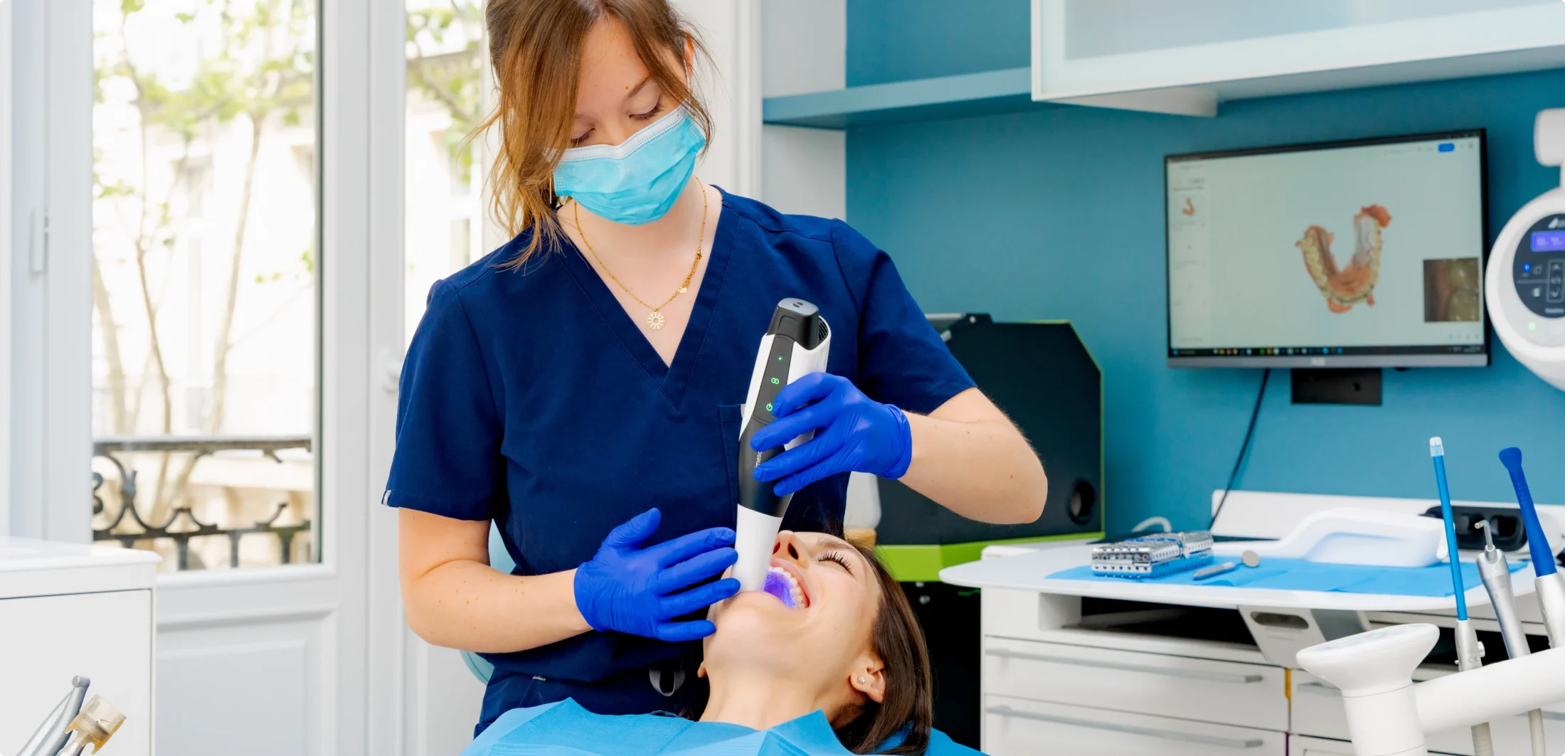 Le Dr Elisa Bonnamy réalisant une empreinte numérique avec une caméra intra-orale