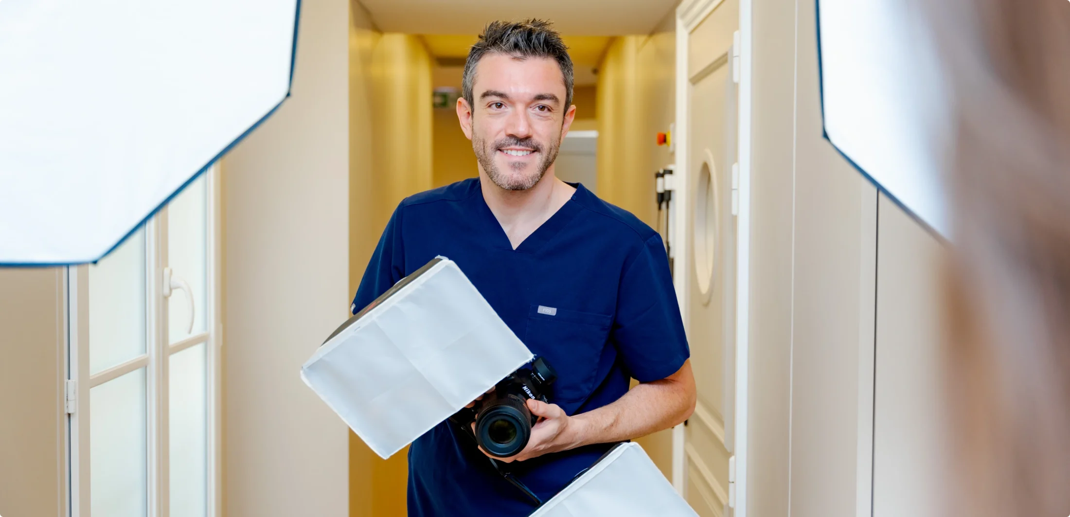 Le Dr Jonathan Gucciardi avec l’appareil photo utilisé pour les photographies dentaires