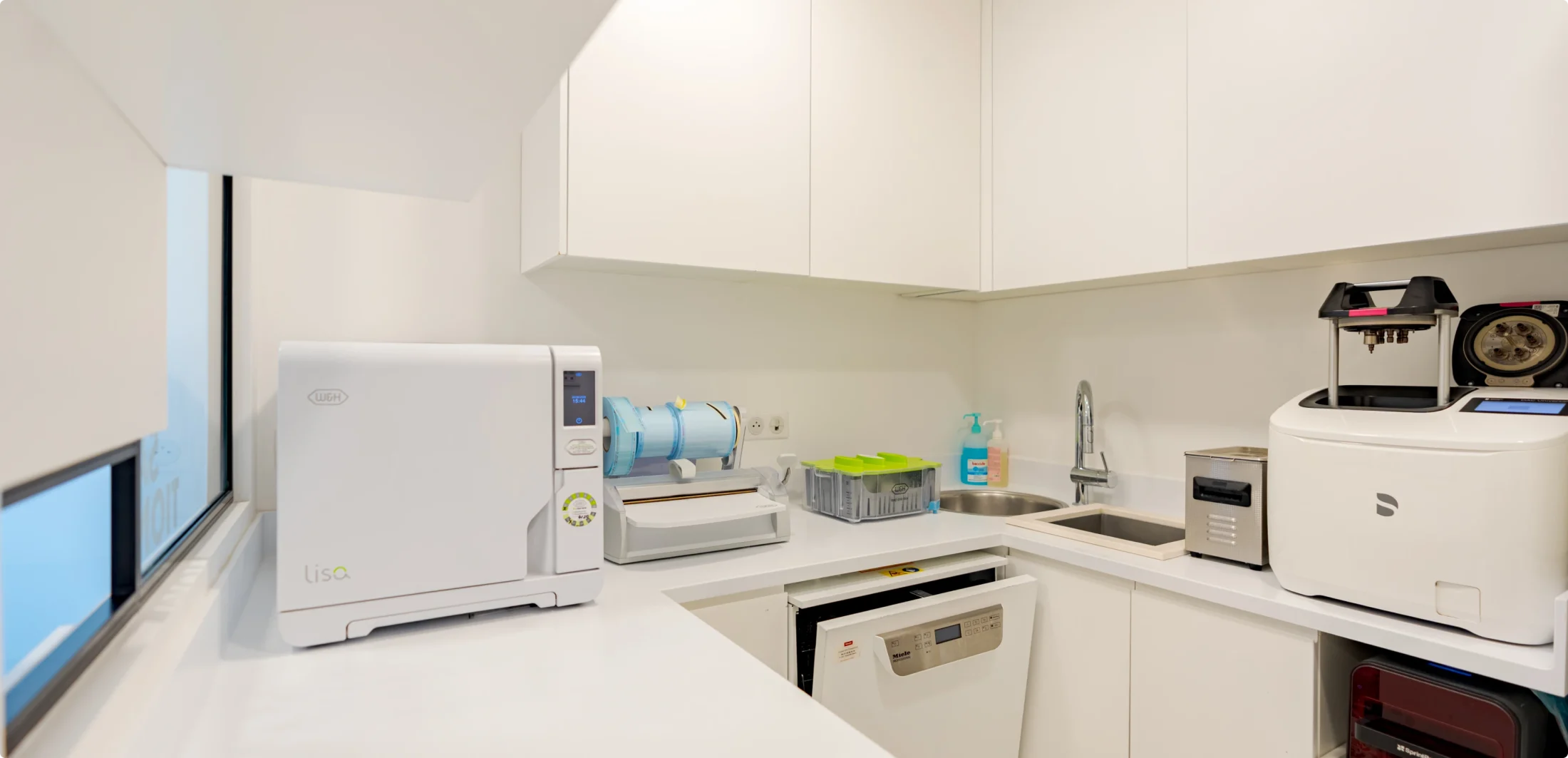 Salle de stérilisation avec autoclave et équipements de traçabilité des instruments